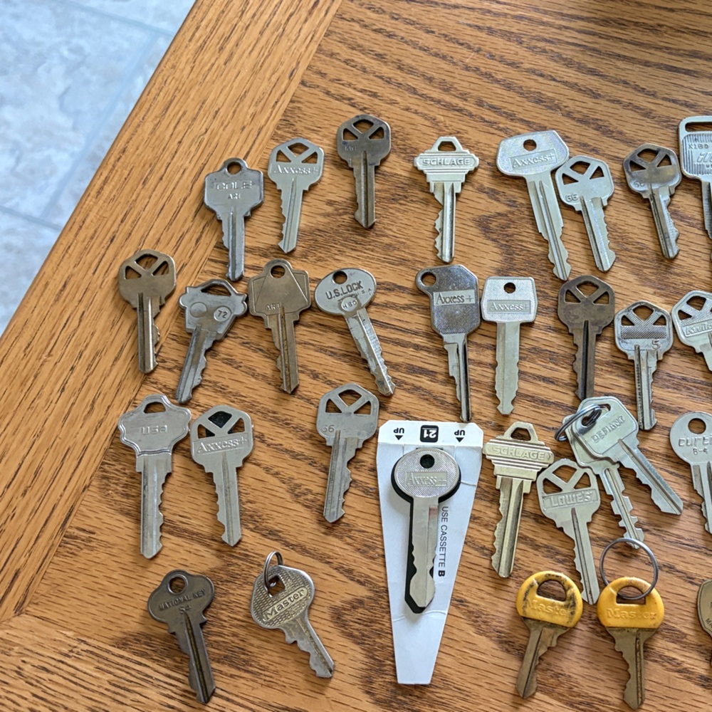 Assorted Metal Keys Collection 50 used for crafts.